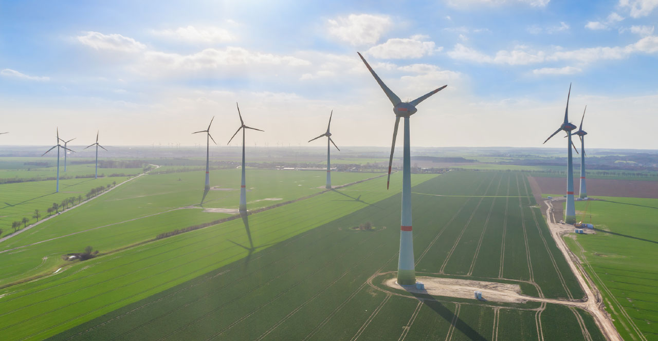 Windräder in der Landschaft