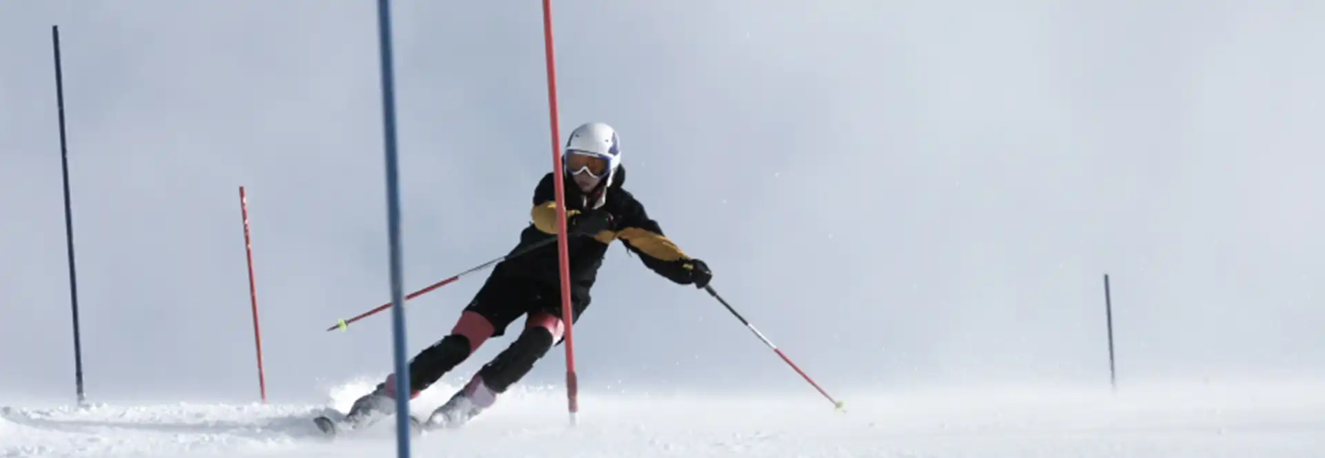 Ein Skifahrer während eines Slalomlaufs